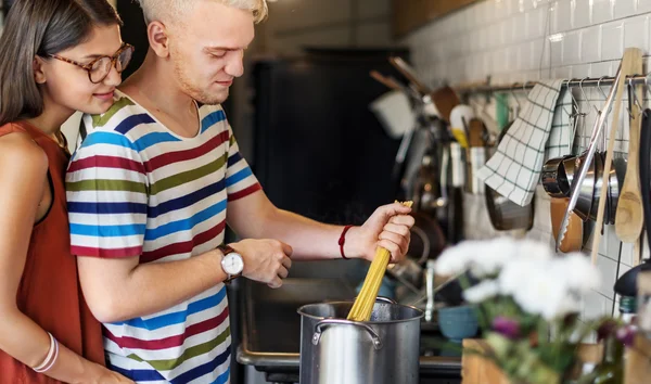 Porträtt av par med mat — Stockfoto