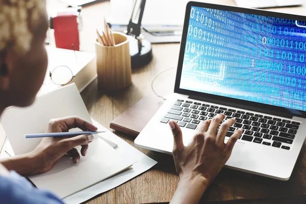 Frau arbeitet an Laptop mit Binärcode — Stockfoto