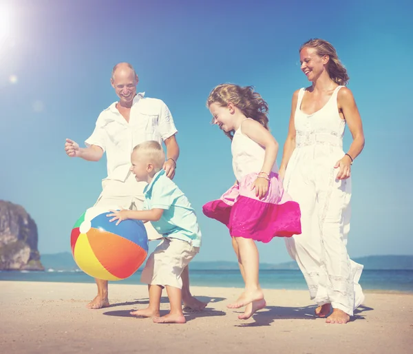 Familia feliz con niños en la playa — Foto de Stock