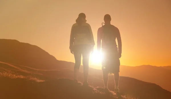 Menschen wandern in den Bergen — Stockfoto