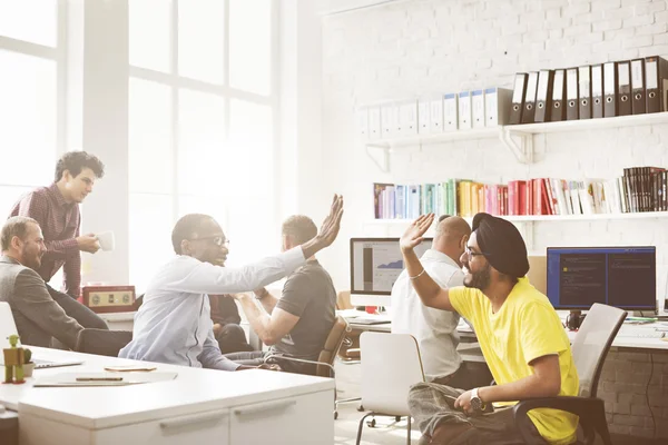 Les gens d'affaires qui travaillent — Photo