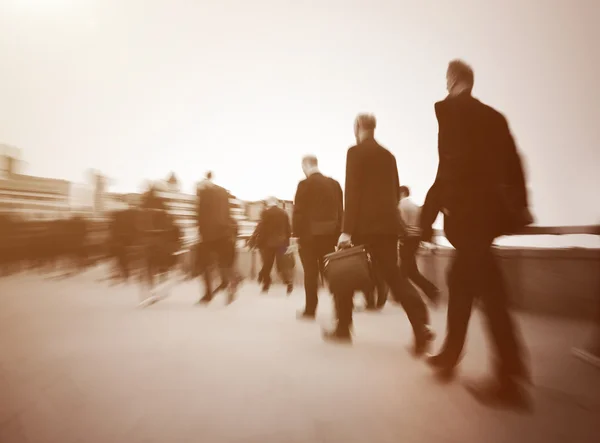 Zakenmensen wandelen in de stad — Stockfoto