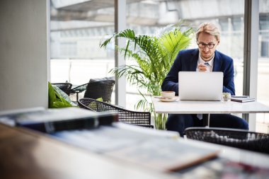 Ofiste çalışan iş adamı