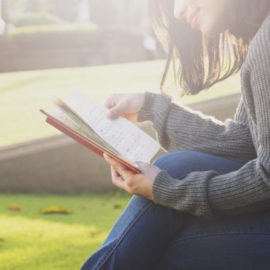 Kadın kitap okuyor. 