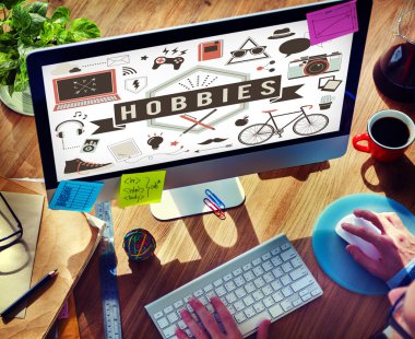 Bilgisayarda çalışan adam