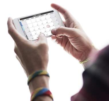 Cep telefonu kullanan adam