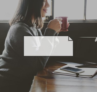 çerçeve ile kahve içme kadın