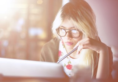 Dizüstü bilgisayarda çalışan kadın  