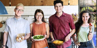 Arkadaşlar birlikte, vakit akşam yemeği var