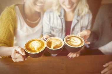 Kadın arkadaşlar kahve keyfini 