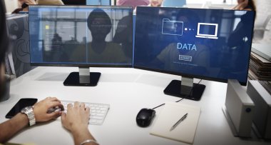İşadamı bilgisayardaki verilerle çalışma
