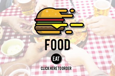 Pizza dilimleri alan insanlar