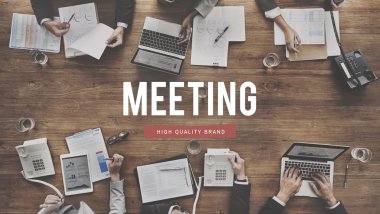 iş adamları iş başında elektronik cihazlar ile