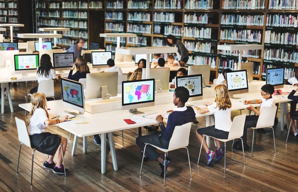 Crianças com educação escolar — Fotografia de Stock