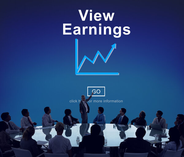 бизнесмены, ведущие корпоративную дискуссию
