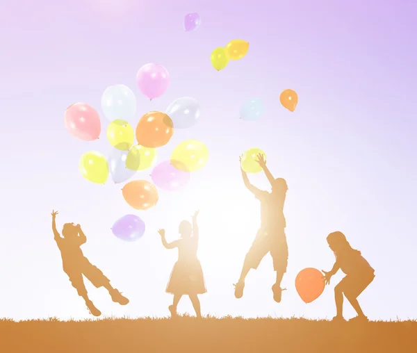 Kinder spielen mit Luftballons — Stockfoto