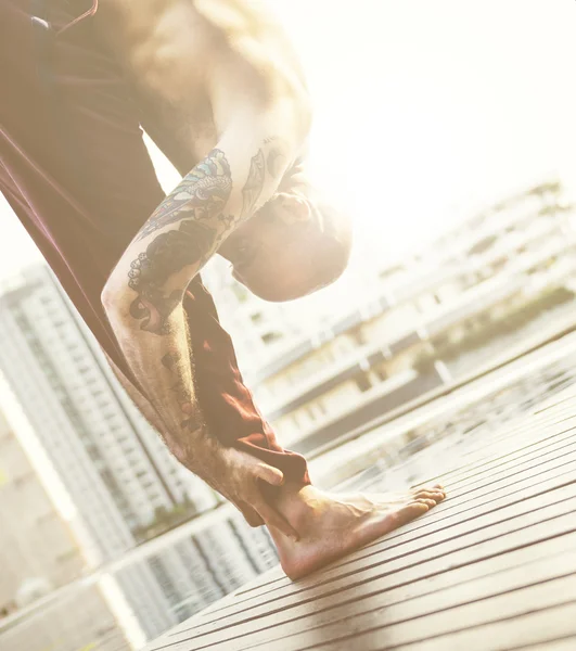 Hombre activo practicando yoga — Foto de Stock