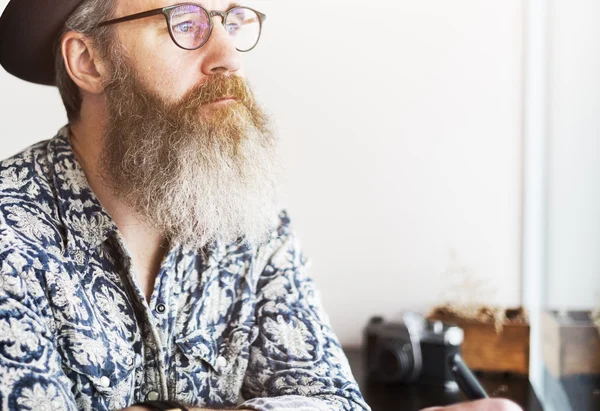 L'uomo hipster pensa a qualcosa — Foto Stock