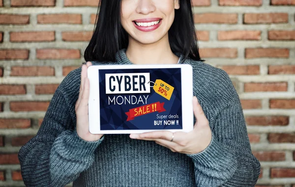 Mulher segura tablet com cyber segunda-feira — Fotografia de Stock