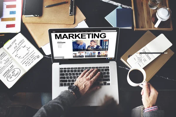 Portátil con concepto de marketing — Foto de Stock