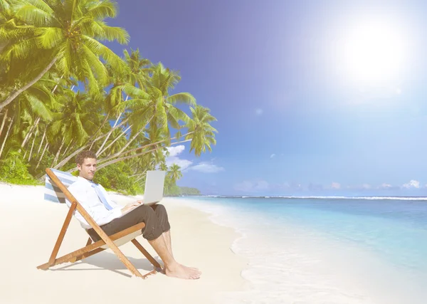 Zakenman blijven alleen op strand — Stockfoto