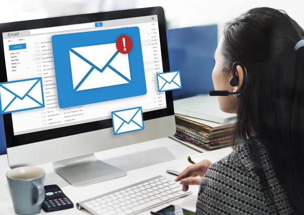 Geschäftsfrau arbeitet mit E-Mail am Computer — Stockfoto