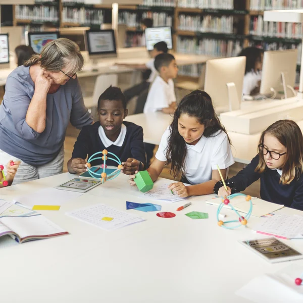 Professor com alunos na escola — Fotografia de Stock