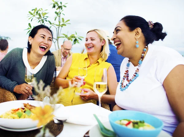 Freunde hängen auf Party herum — Stockfoto