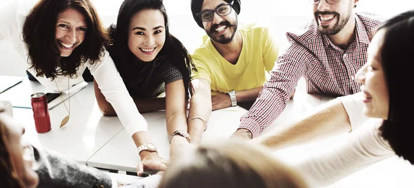 Concetto di squadra e diversità persone — Foto Stock