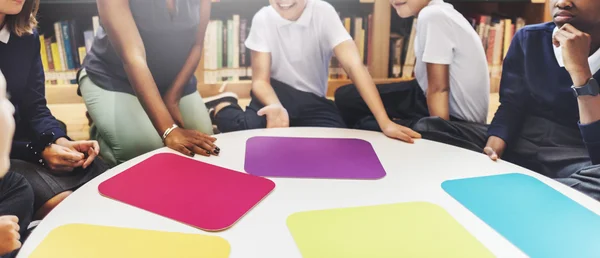 Bambini che studiano in biblioteca — Foto Stock