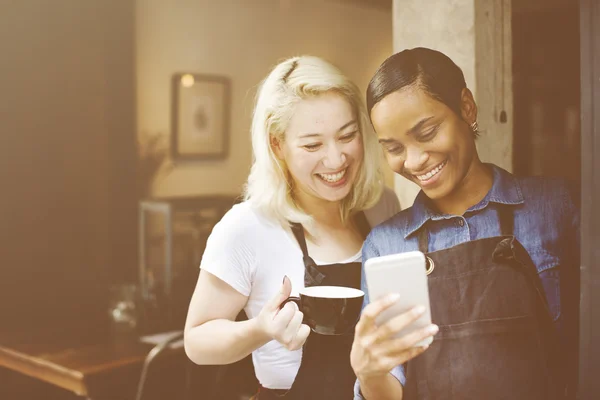 Amici che parlano alla caffetteria — Foto Stock