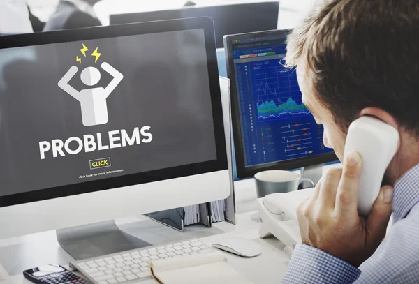 Biznesmen, pracując na komputerze z problemami — Zdjęcie stockowe