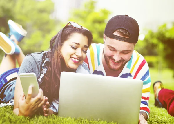 Jóvenes, estudiantes, pasar tiempo al aire libre — Foto de Stock