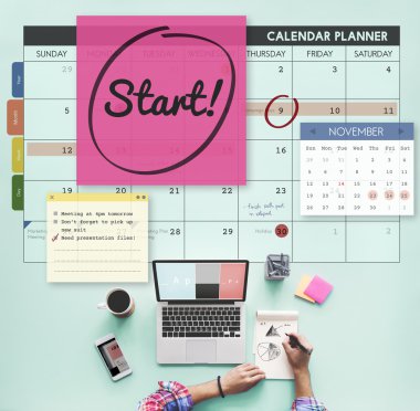 Başlaması ile birlikte tablo üstünde laptop