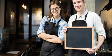 Barista personel çalışma, blackboard tutan adam