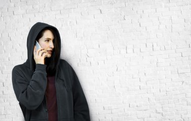 Cep telefonu kullanan kadın 