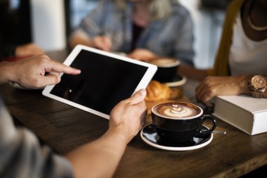 Kahve dükkanında takım buluşma 