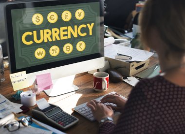 bilgisayar ile çalışan kadın