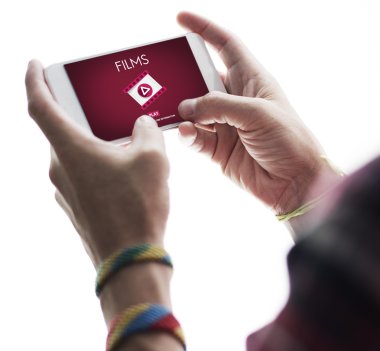 Cep telefonu kullanan adam