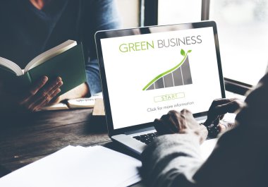 bilgisayarda çalışan adam