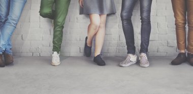 çeşitlilik insanlar bacaklar duvarının yakınında