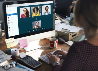 Grup arkadaşları görüntülü sohbet 