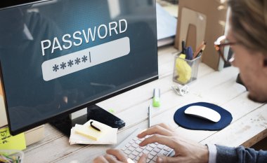 Ofiste bilgisayarla çalışan iş adamı