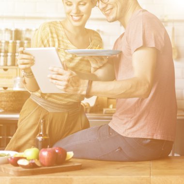 Çift dijital aygıt ile mutfakta