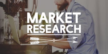 Arka plan üstünde laptop ile genç adam