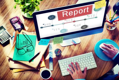 Bilgisayarda çalışan adam