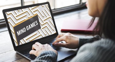 akıl oyunları ile laptop yazarak kadın