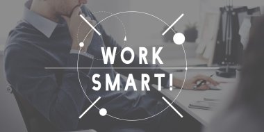 Projede çalışan iş adamı