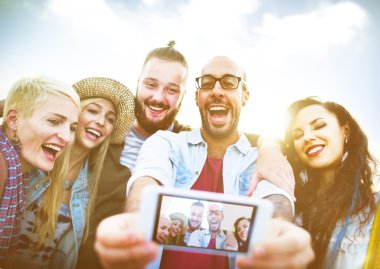 mutlu arkadaş eğlenceli tatiller