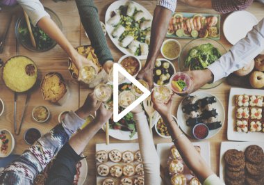 arkadaşlar masa ve oyun düğme için yemek